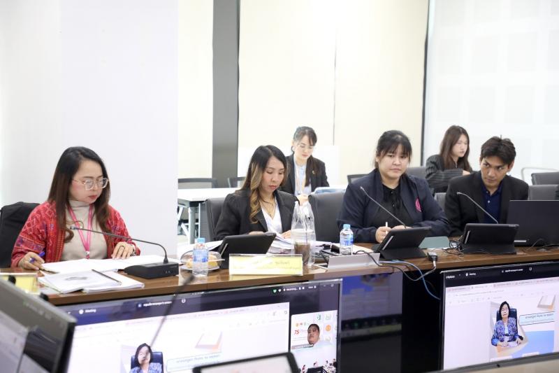 นางจตุพร โรจนพานิ�