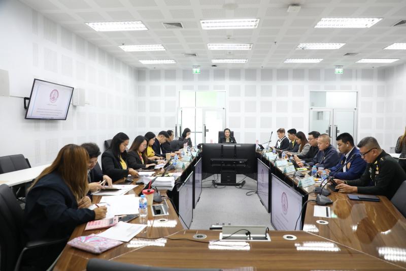 นางจตุพร โรจนพานิ�