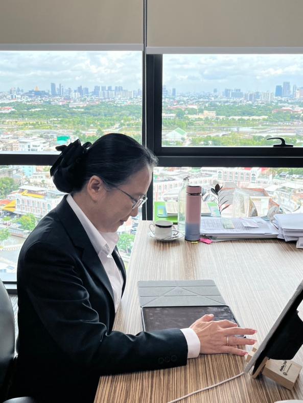 นางสาวนภาพร เมฆาผ�