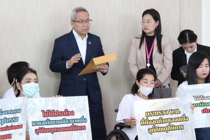 นายอนุกูล ปีดแก้ว 