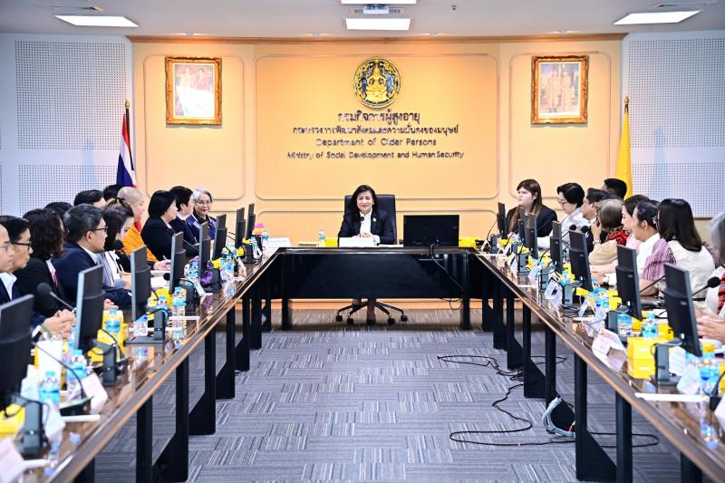 นางจตุพร โรจนพานิ�