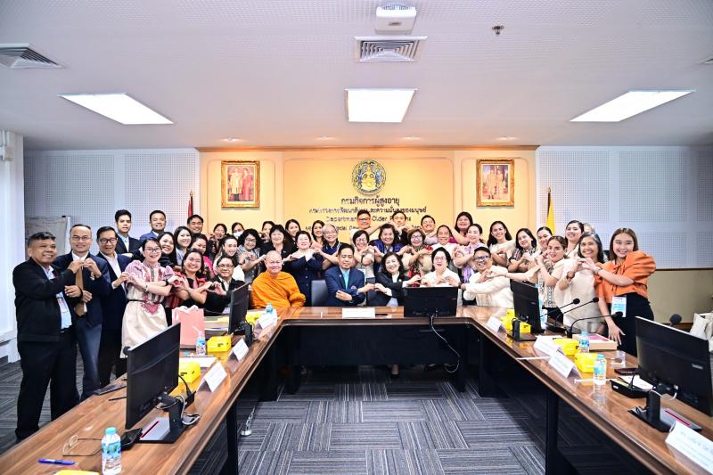 นางจตุพร โรจนพานิ�