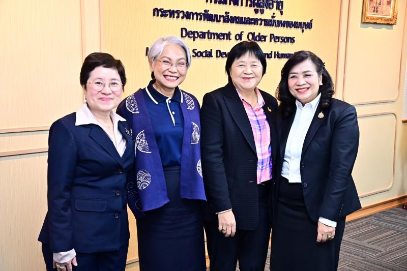 นางจตุพร โรจนพานิ�
