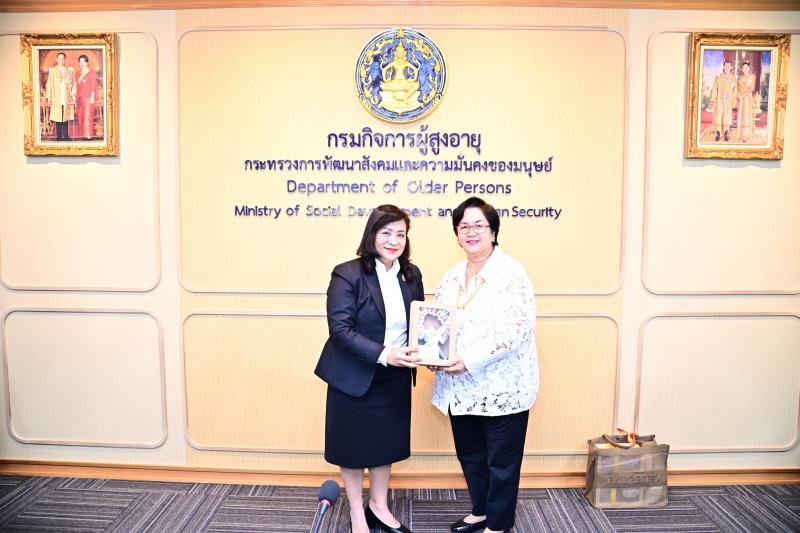 นางจตุพร โรจนพานิ�