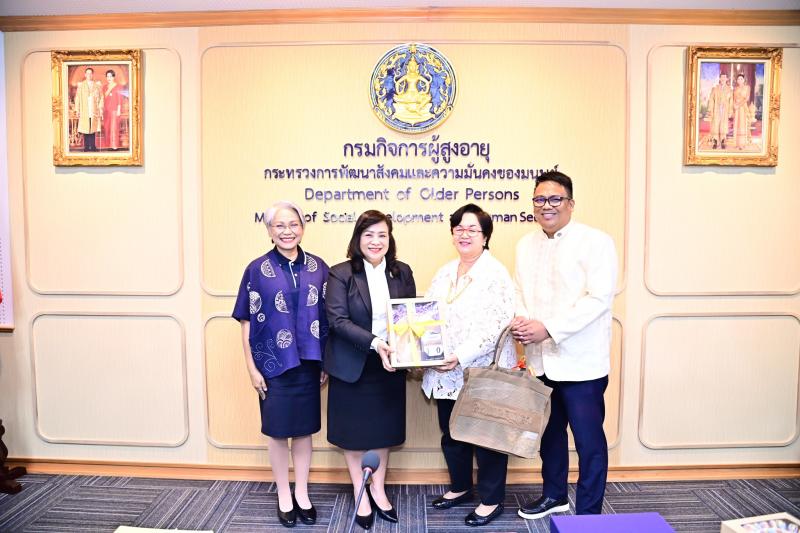 นางจตุพร โรจนพานิ�