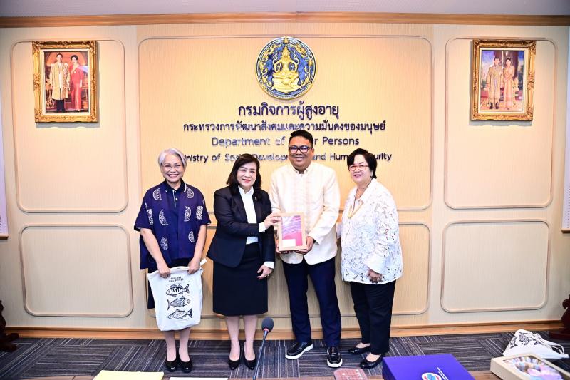 นางจตุพร โรจนพานิ�