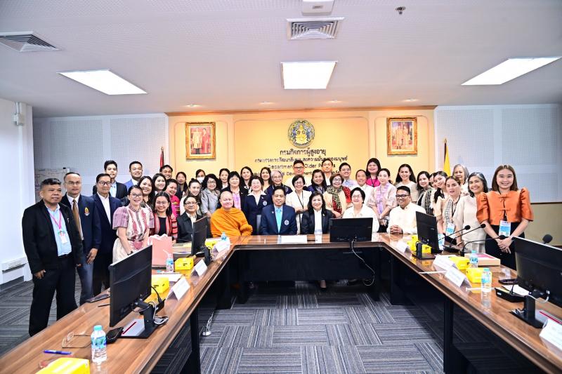 นางจตุพร โรจนพานิ�