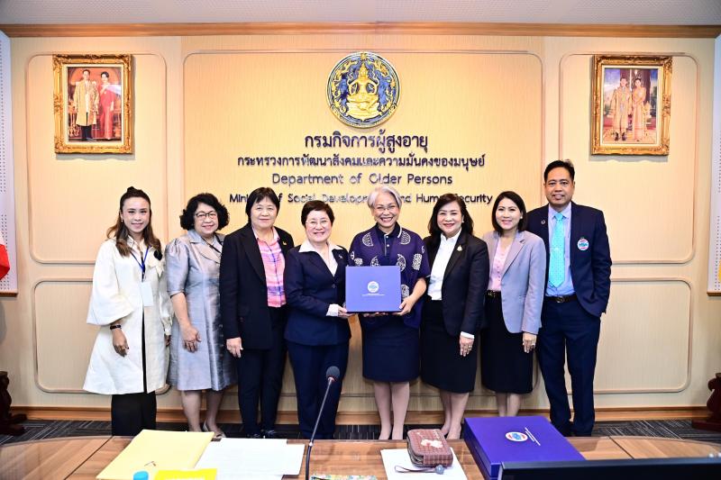 นางจตุพร โรจนพานิ�
