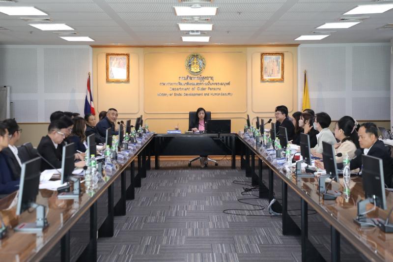 นางจตุพร โรจนพานิ�