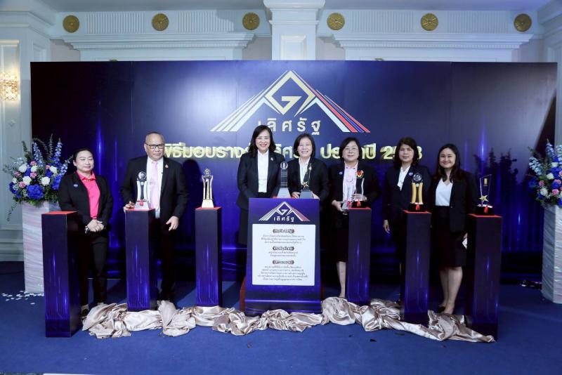 พม. คว้า 16 รางวัลเล�