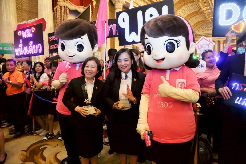 พม. คว้า 16 รางวัลเล�