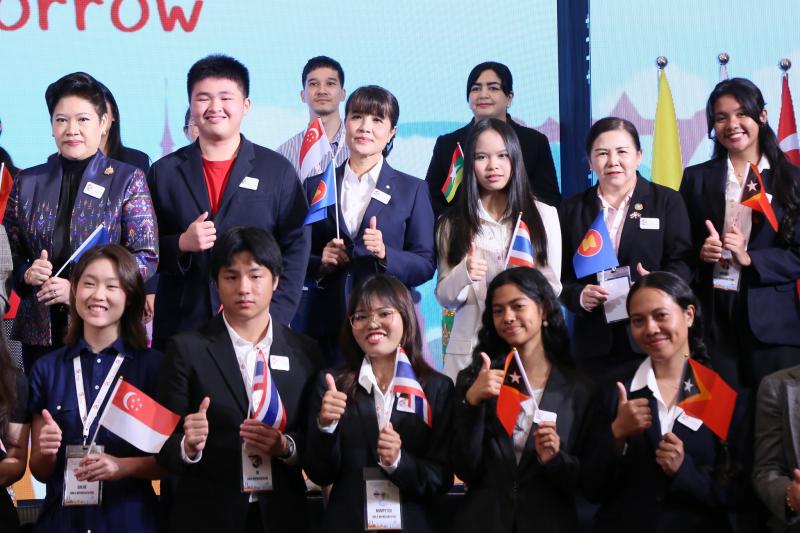 นางจตุพร โรจนพานิ�