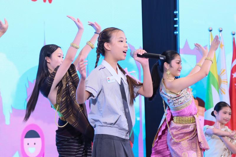 นางจตุพร โรจนพานิ�