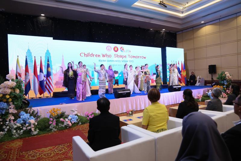 นางจตุพร โรจนพานิ�