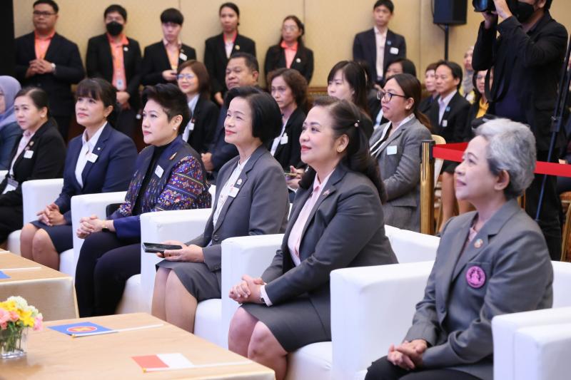 นางจตุพร โรจนพานิ�