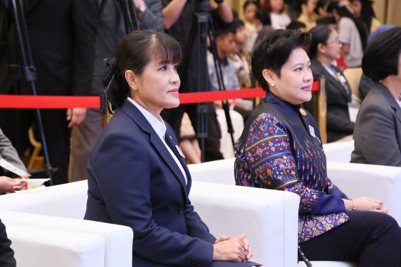นางจตุพร โรจนพานิ�