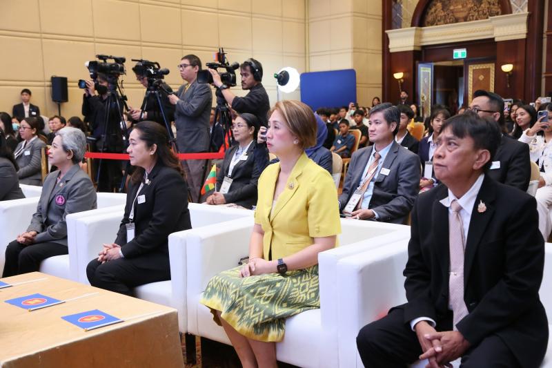 นางจตุพร โรจนพานิ�