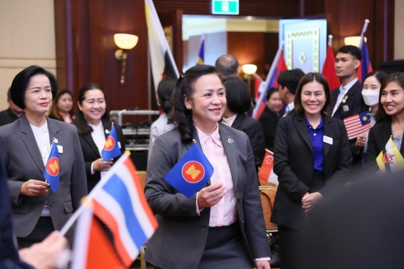 นางจตุพร โรจนพานิ�