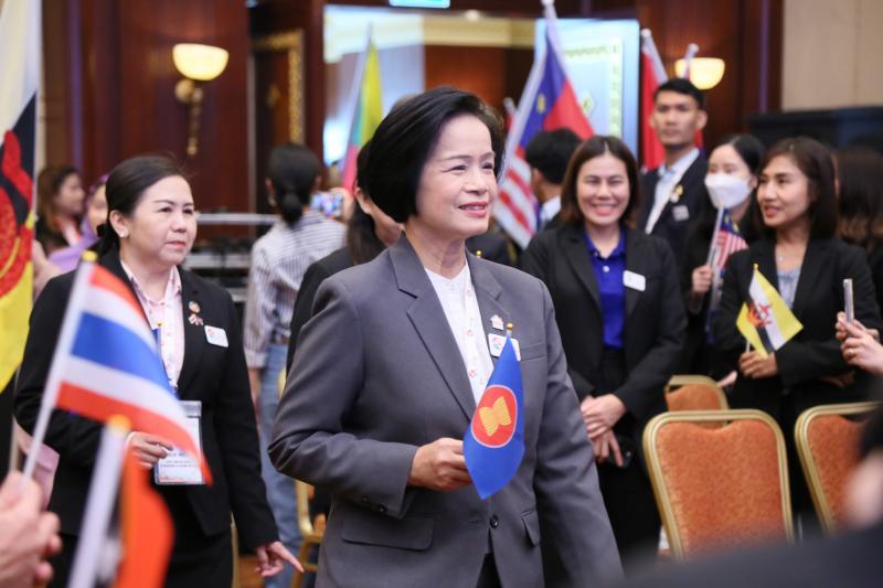นางจตุพร โรจนพานิ�