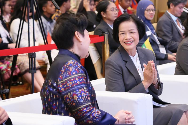 นางจตุพร โรจนพานิ�