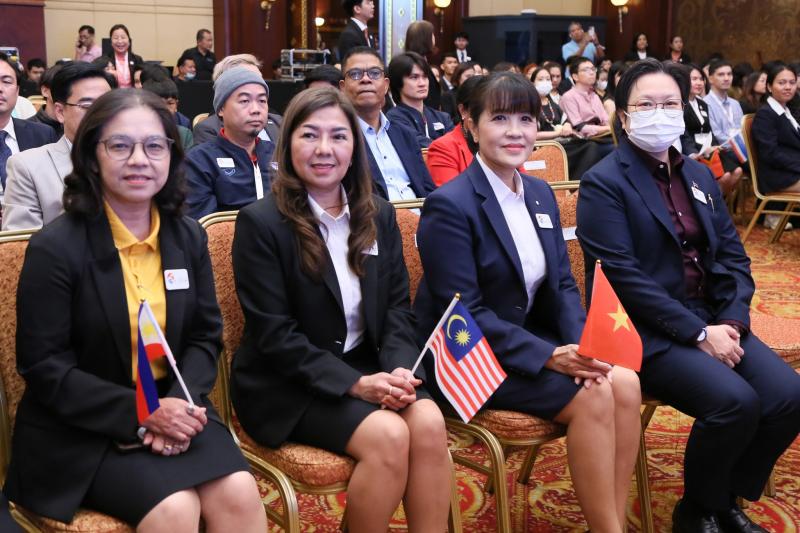 นางจตุพร โรจนพานิ�