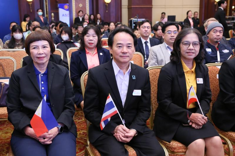 นางจตุพร โรจนพานิ�