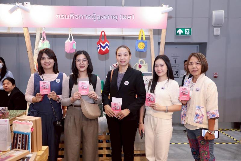 ปลัด พม. พร้อมด้วย�