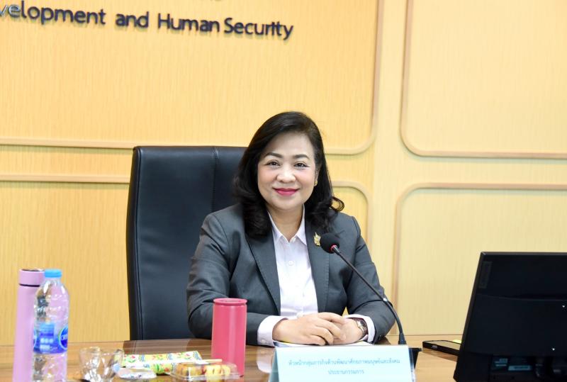 นางจตุพร โรจนพานิ�