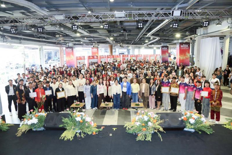 นางอภิญญา ชมภูมาศ 