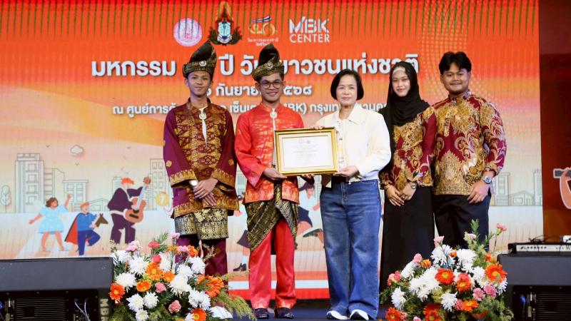 นางอภิญญา ชมภูมาศ 