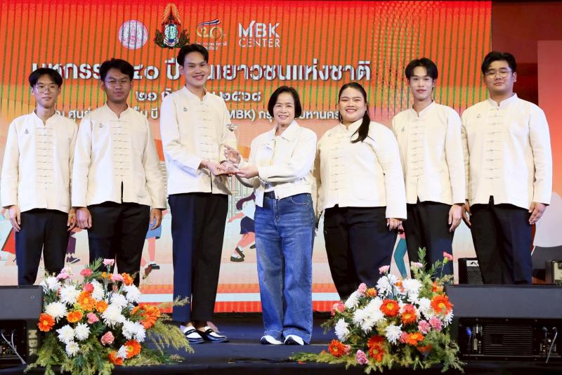 นางอภิญญา ชมภูมาศ 