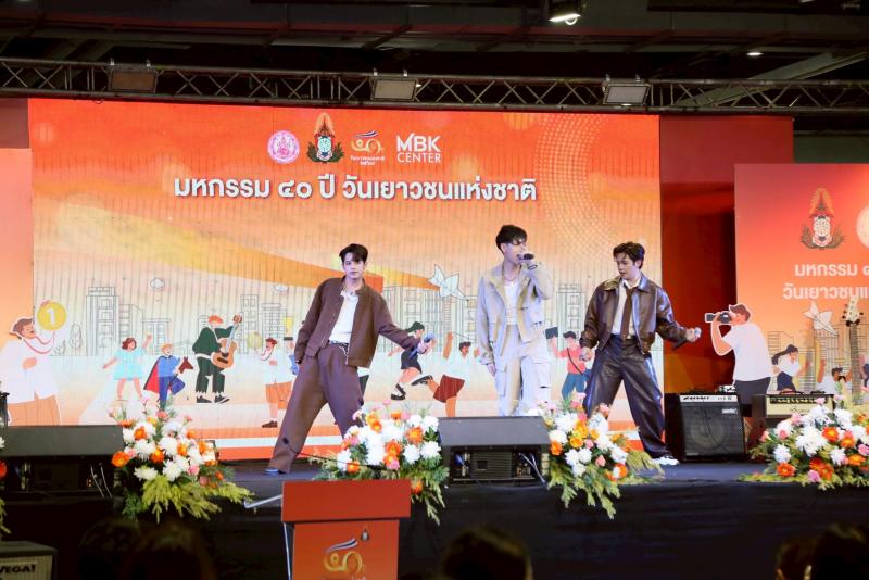 นางอภิญญา ชมภูมาศ 