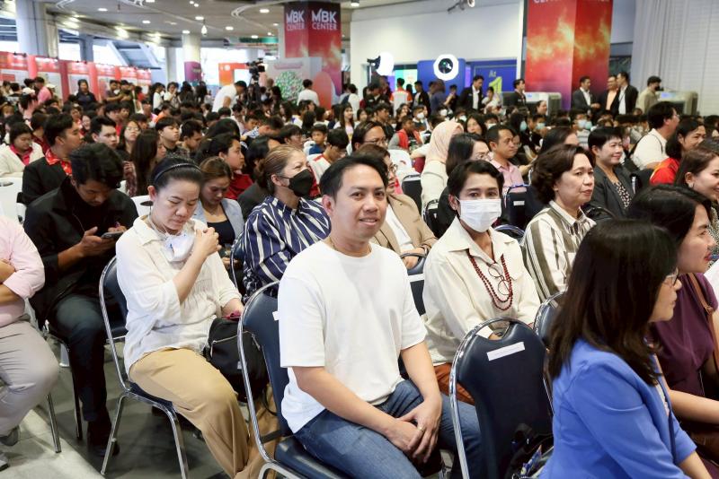นางอภิญญา ชมภูมาศ 