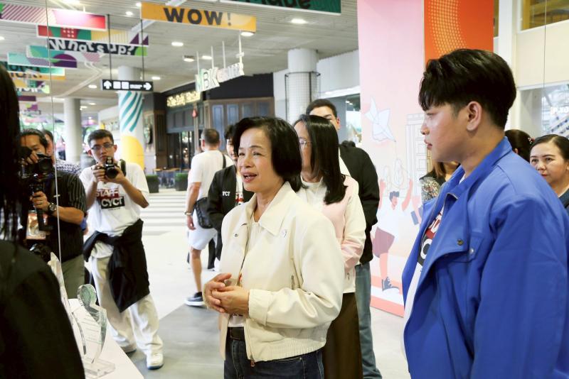 นางอภิญญา ชมภูมาศ 