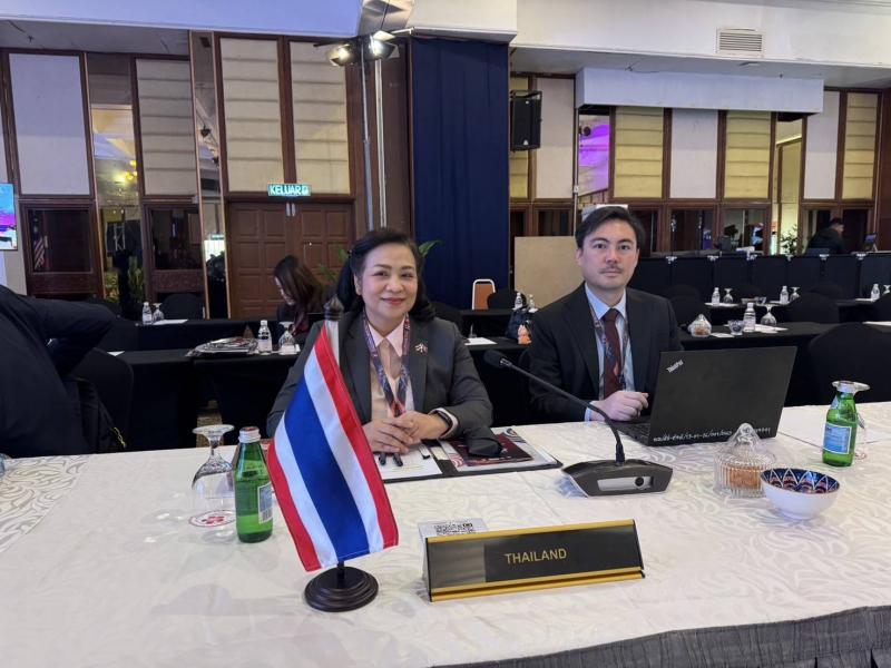 นางจตุพร โรจนพานิ�