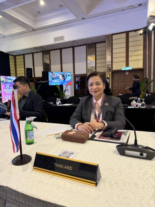 นางจตุพร โรจนพานิ�