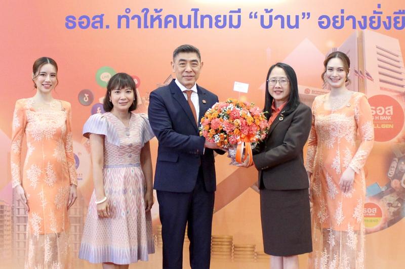 นางสาวนภาพร เมฆาผ�