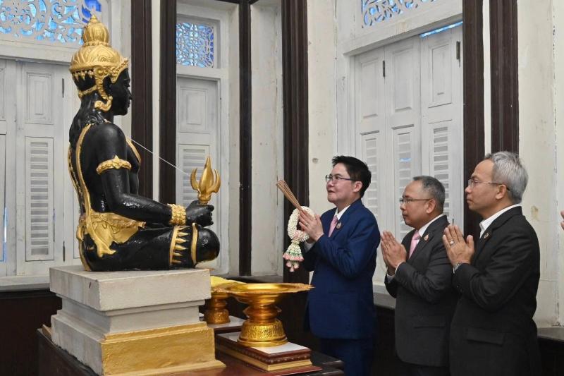 "อัครา พรหมเผ่า&quo