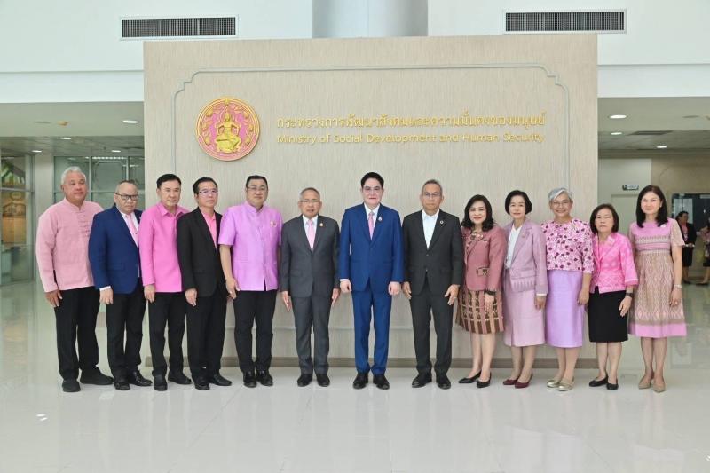"อัครา พรหมเผ่า&quo