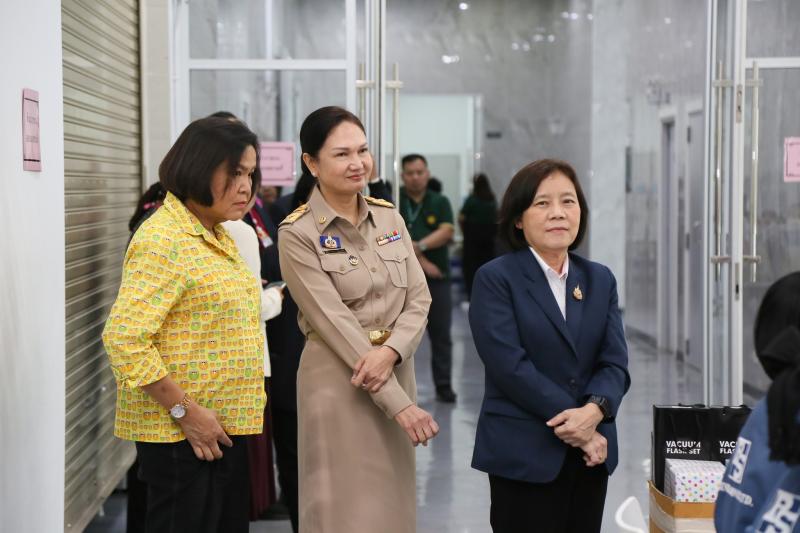 นายอนุกูล ปีดแก้ว 