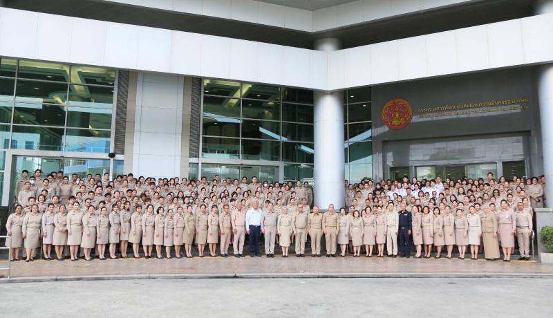 พม. จัดพิธีเคารพธง