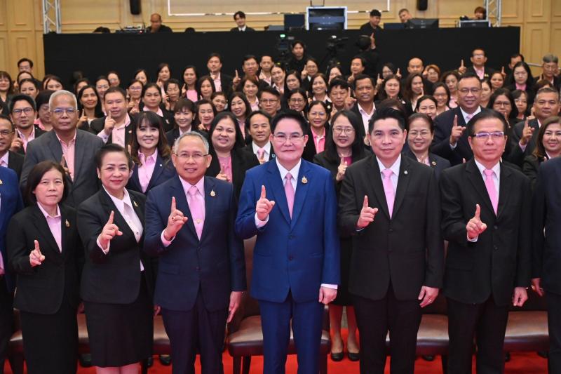 นายอัครา พรหมเผ่า 