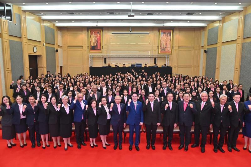 นายอัครา พรหมเผ่า 