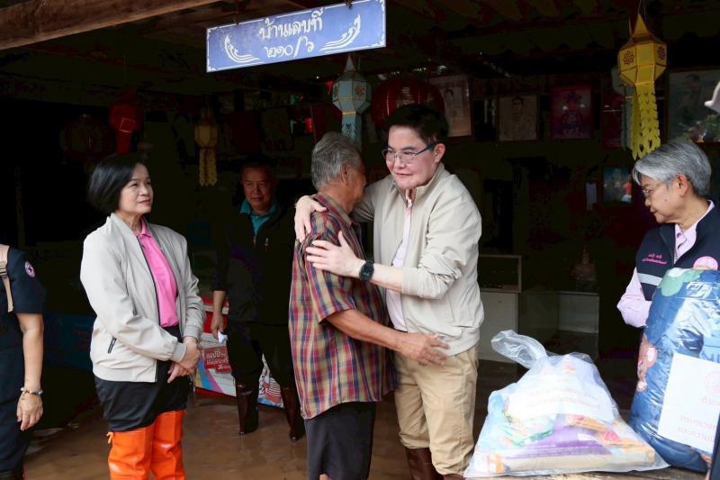 "อัครา" ลุยน้ำท�