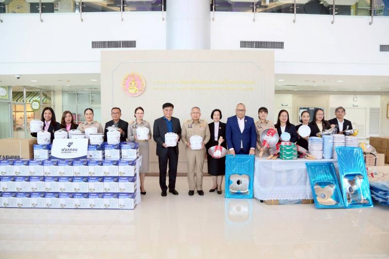 ปลัด พม. รับมอบอุป�