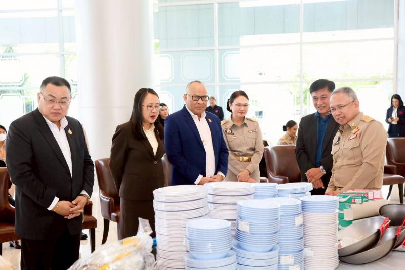ปลัด พม. รับมอบอุป�
