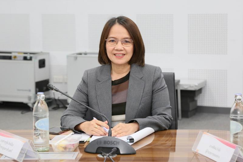 นางศิริลักษ์ มีมา�