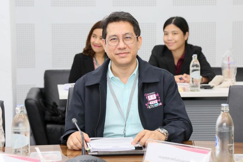 นางศิริลักษ์ มีมา�