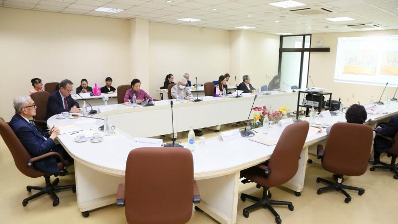 นางจตุพร โรจนพานิ�