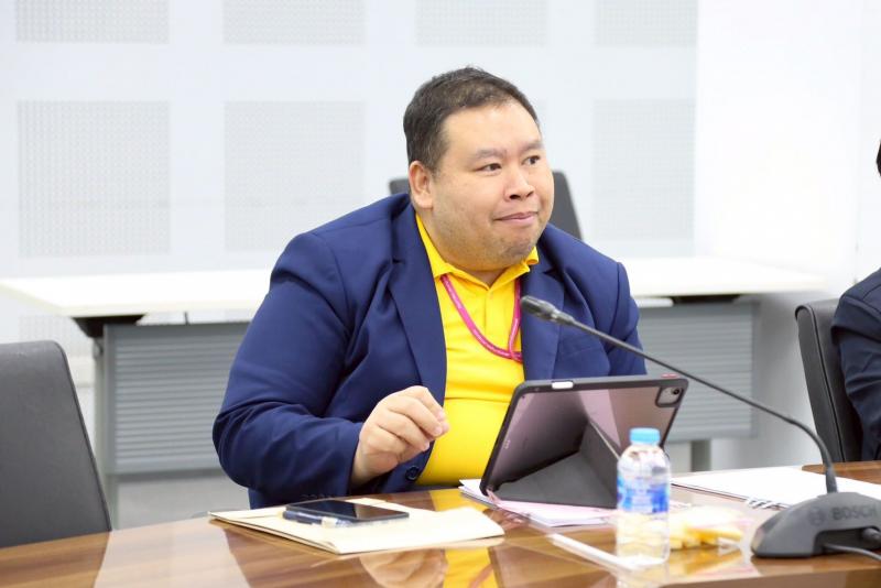 นางจตุพร โรจนพานิ�